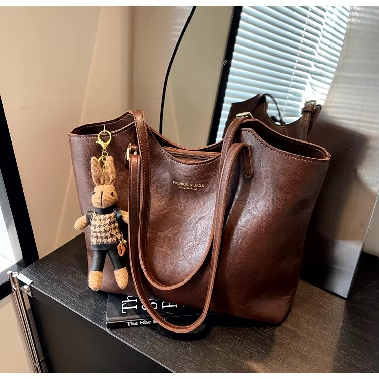 Tracy | Schultertasche aus weichem veganem Leder 2