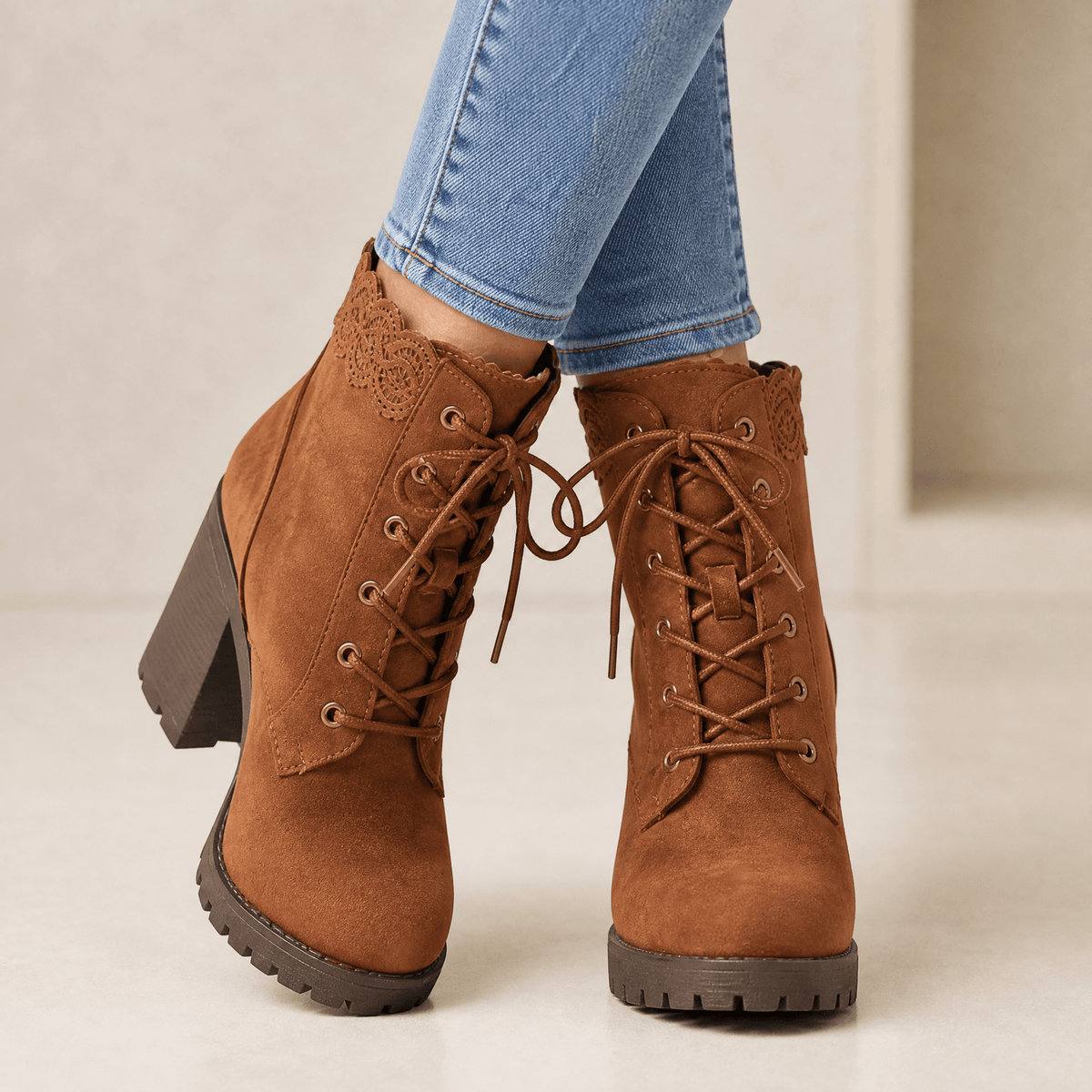 Lacelle | Ankle Boots – Romantischer Wildleder-Look mit Spitzenrand