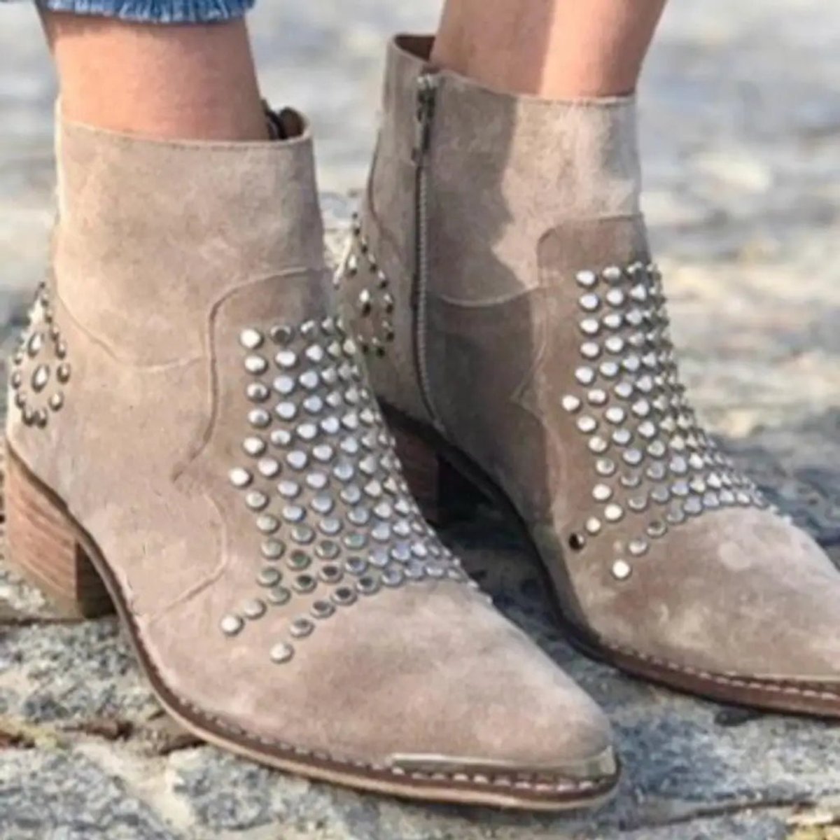 Camille | Veloursleder Stiefeletten mit Nieten und Blockabsatz